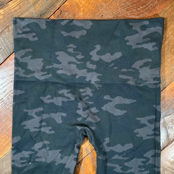 Spanx Look At Me Now navy camo leggings, size medium - Picture 4 of 5